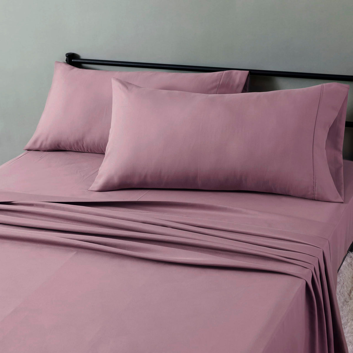 Amazon Basics Lightweight Super Soft Easy Care Breathable Microfiber 4 Piece Bed Sheets Set with 14-Inch Deep Pockets, Full, Navy Blue, Solid