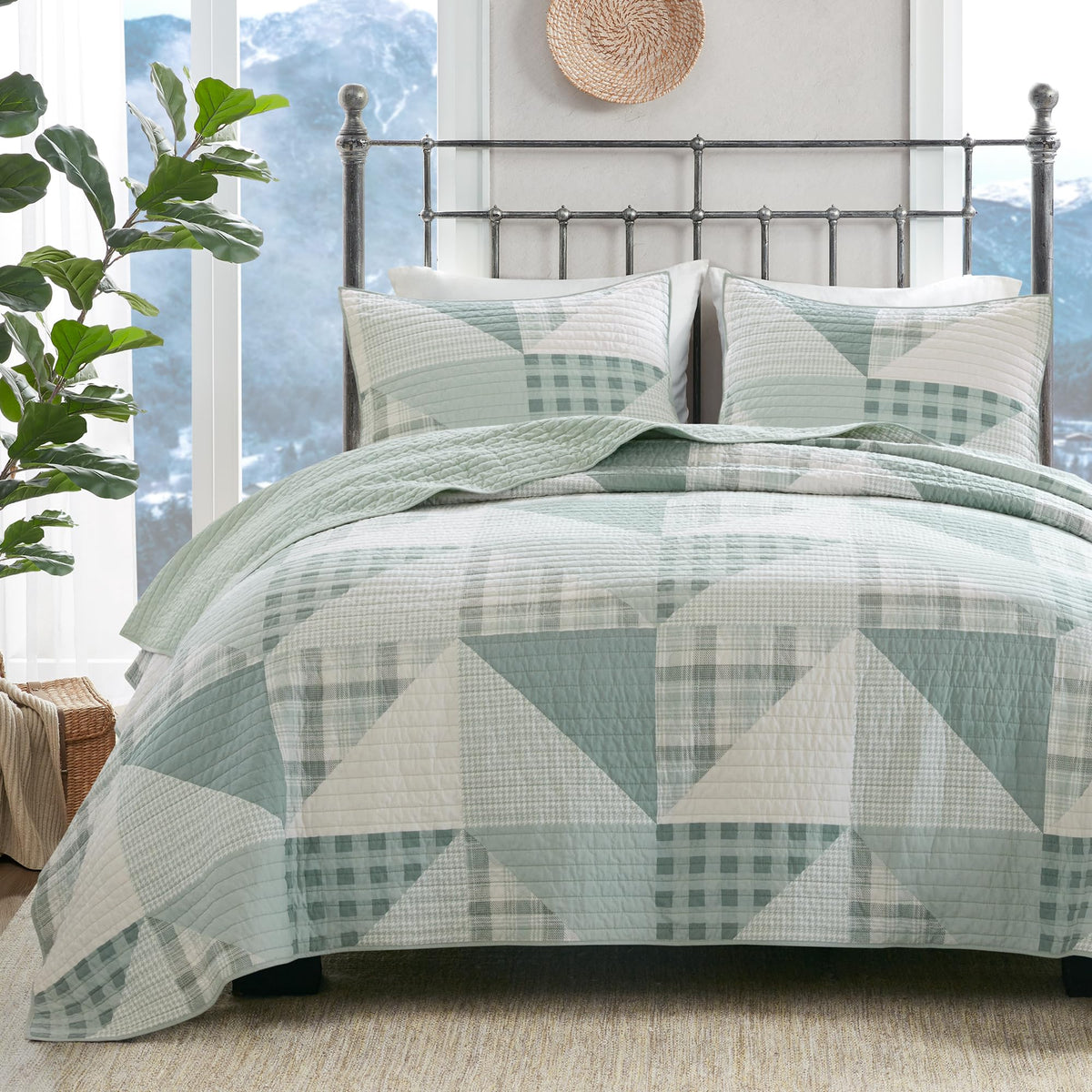 Woolrich Quilt Set Queen, Southwestern Aztec Bedding, Reversible Lightweight Bedspread, Oversized Rustic Cabin Quilt Set, Western Farmhouse Bedding with Matching Shams, Black