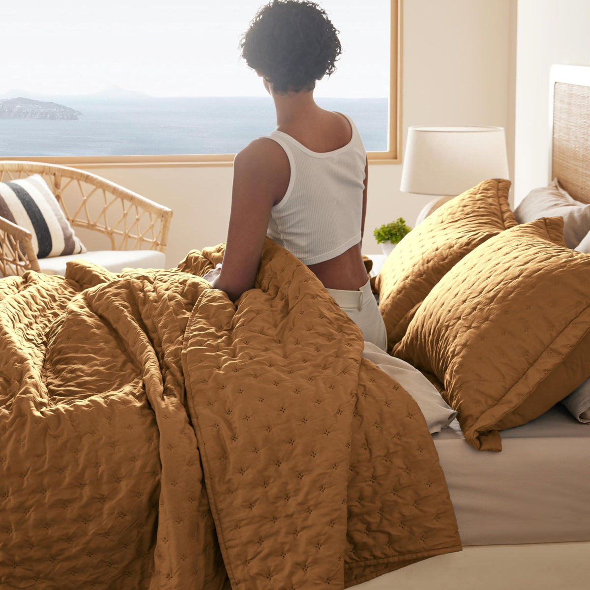 Bedsure Quilts Queen Size - Lightweight Comforter Queen Size for Summer, Bright White Bedspread Quilt with Clover Pattern, Soft Ultrasonic Coverlet, Modern All-Season Bedding, 90 x 96 Inches