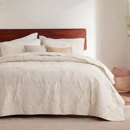 Bedsure Quilts Queen Size - Lightweight Comforter Queen Size for Summer, Bright White Bedspread Quilt with Clover Pattern, Soft Ultrasonic Coverlet, Modern All-Season Bedding, 90 x 96 Inches