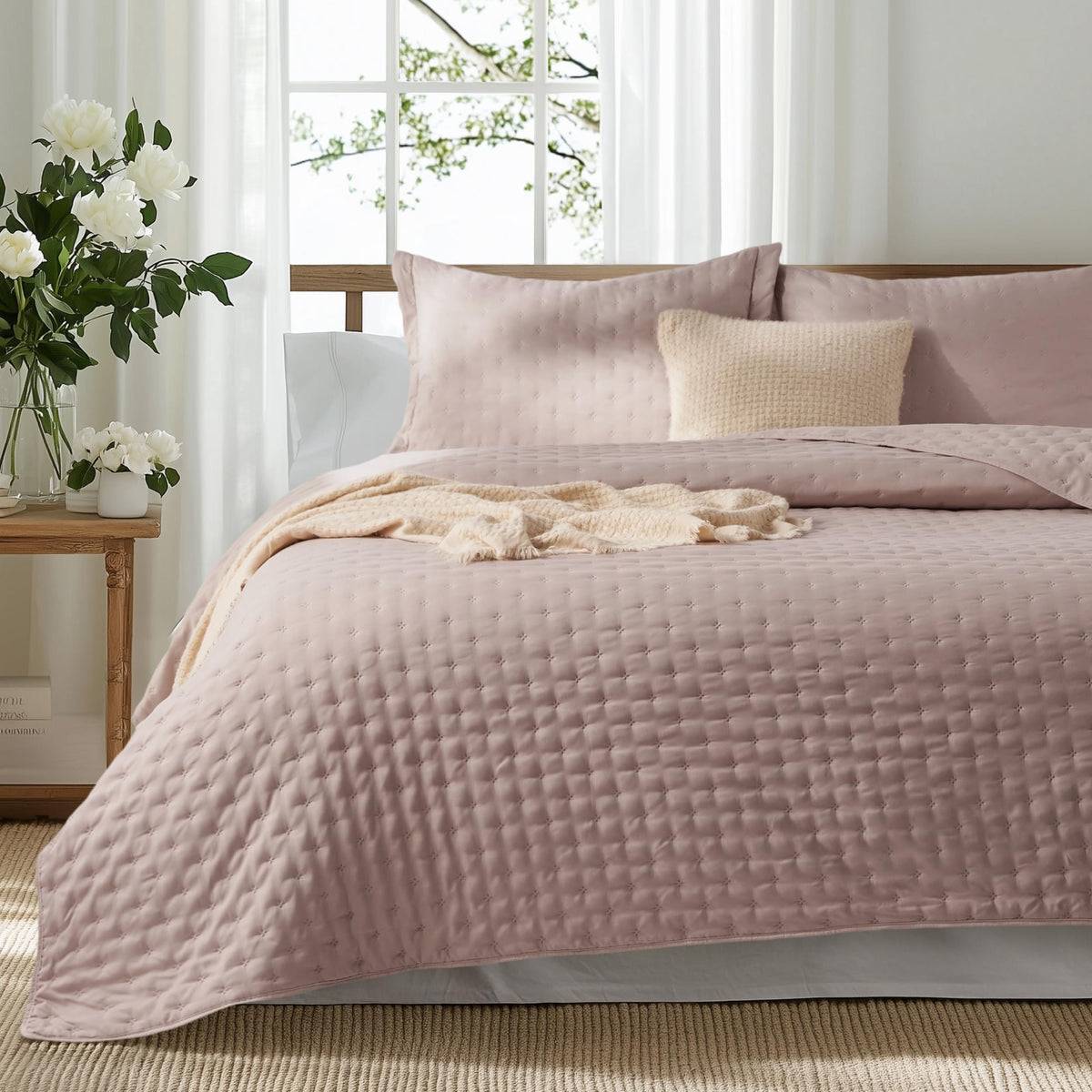 Bedsure Quilts Queen Size - Lightweight Comforter Queen Size for Summer, Bright White Bedspread Quilt with Clover Pattern, Soft Ultrasonic Coverlet, Modern All-Season Bedding, 90 x 96 Inches