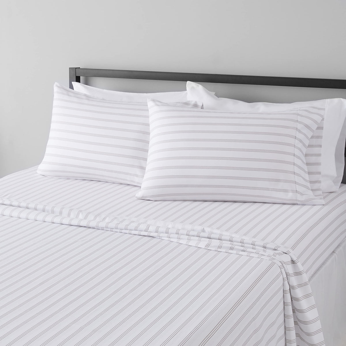 Amazon Basics Lightweight Super Soft Easy Care Breathable Microfiber 4 Piece Bed Sheets Set with 14-Inch Deep Pockets, Full, Navy Blue, Solid