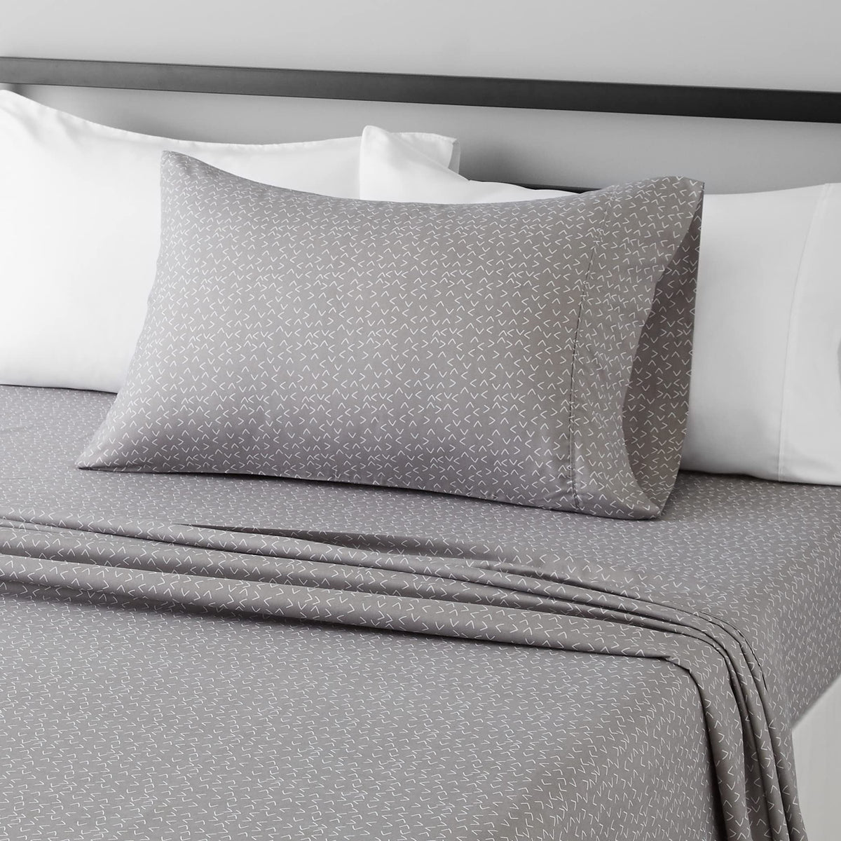 Amazon Basics Lightweight Super Soft Easy Care Breathable Microfiber 4 Piece Bed Sheets Set with 14-Inch Deep Pockets, Full, Navy Blue, Solid