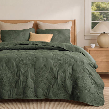Bedsure Quilts Queen Size - Lightweight Comforter Queen Size for Summer, Bright White Bedspread Quilt with Clover Pattern, Soft Ultrasonic Coverlet, Modern All-Season Bedding, 90 x 96 Inches