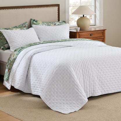 Bedsure Quilts Queen Size - Lightweight Comforter Queen Size for Summer, Bright White Bedspread Quilt with Clover Pattern, Soft Ultrasonic Coverlet, Modern All-Season Bedding, 90 x 96 Inches