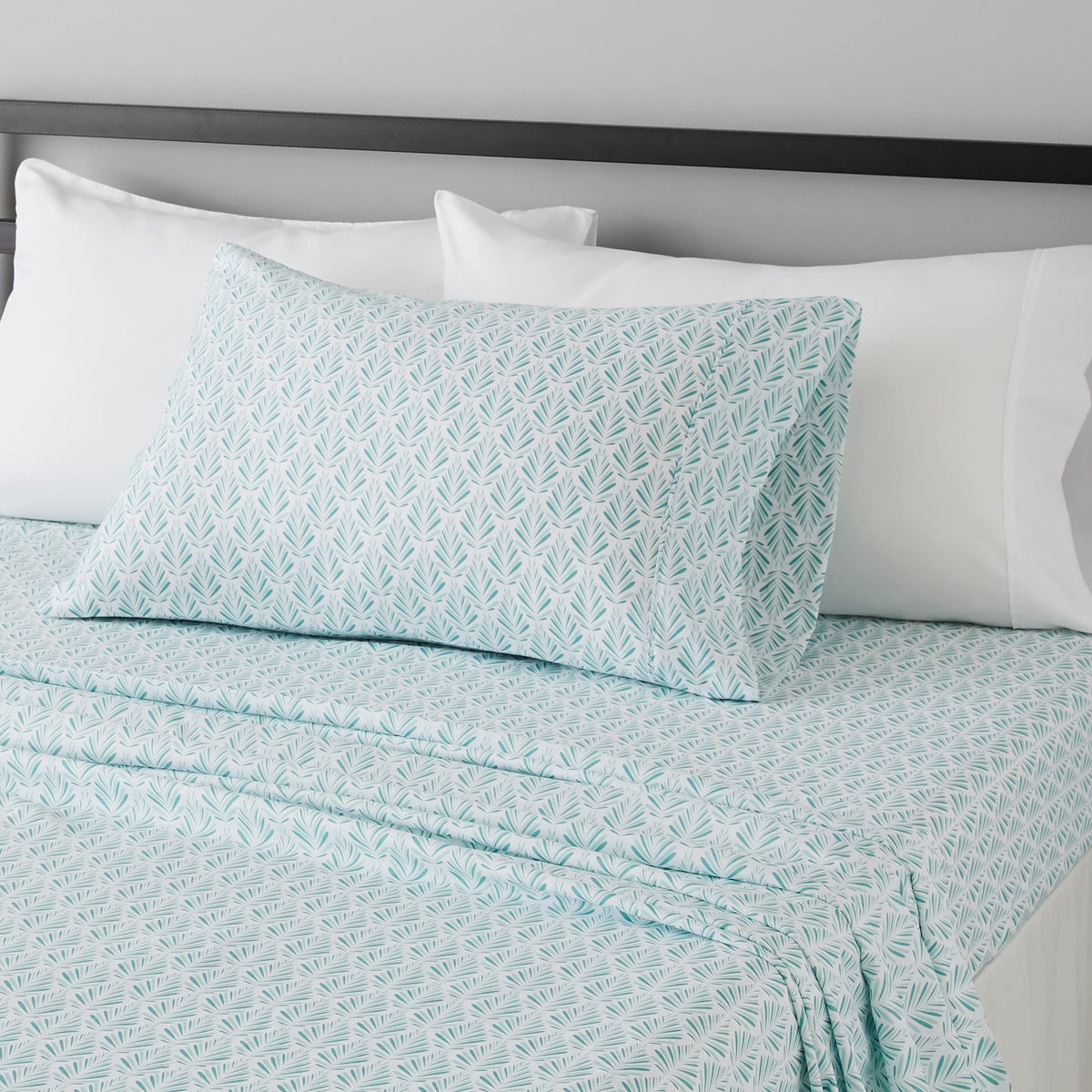 Amazon Basics Lightweight Super Soft Easy Care Breathable Microfiber 4 Piece Bed Sheets Set with 14-Inch Deep Pockets, Full, Navy Blue, Solid