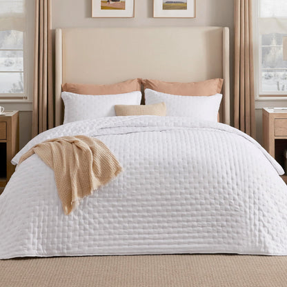 Bedsure Quilts Queen Size - Lightweight Comforter Queen Size for Summer, Bright White Bedspread Quilt with Clover Pattern, Soft Ultrasonic Coverlet, Modern All-Season Bedding, 90 x 96 Inches
