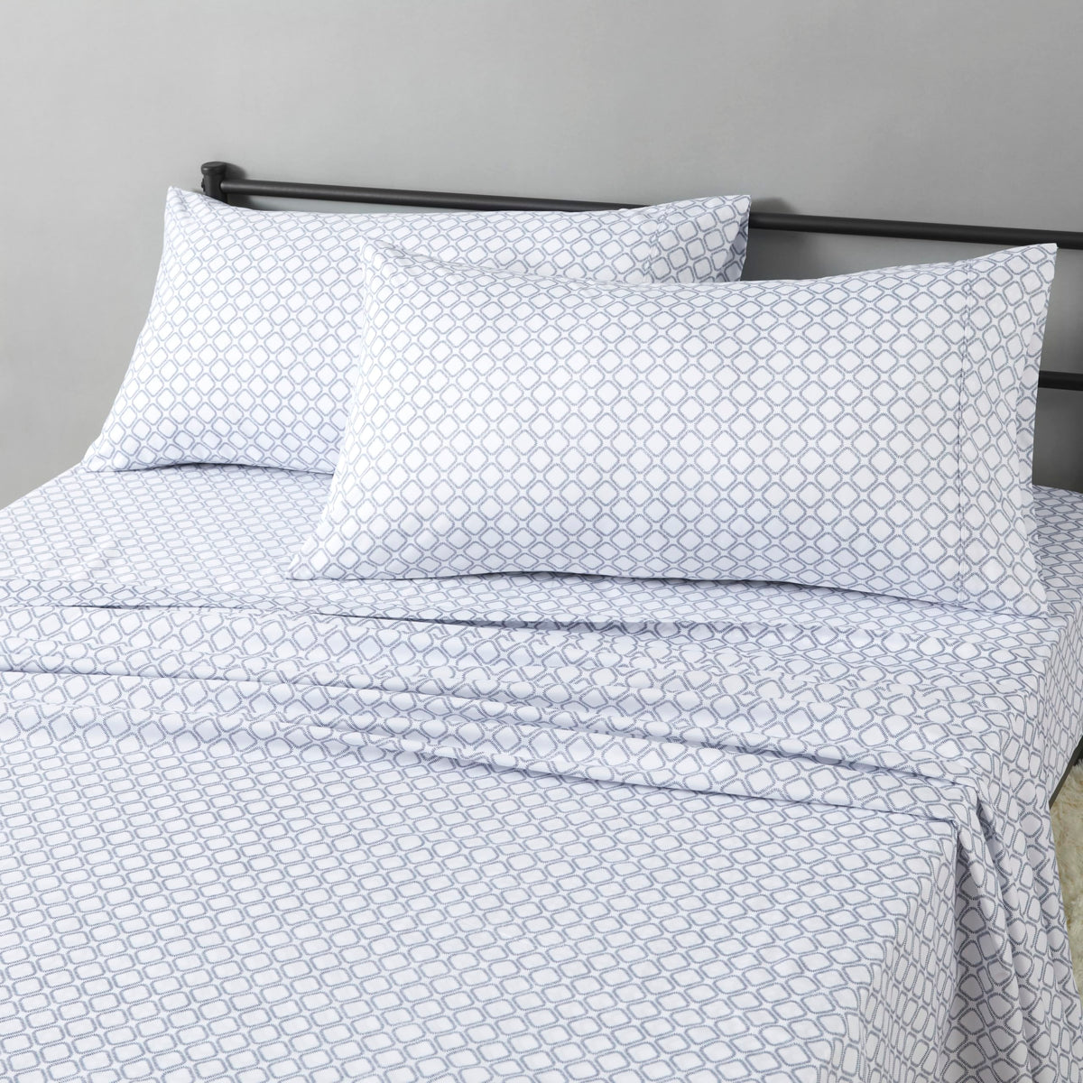Amazon Basics Lightweight Super Soft Easy Care Breathable Microfiber 4 Piece Bed Sheets Set with 14-Inch Deep Pockets, Full, Navy Blue, Solid