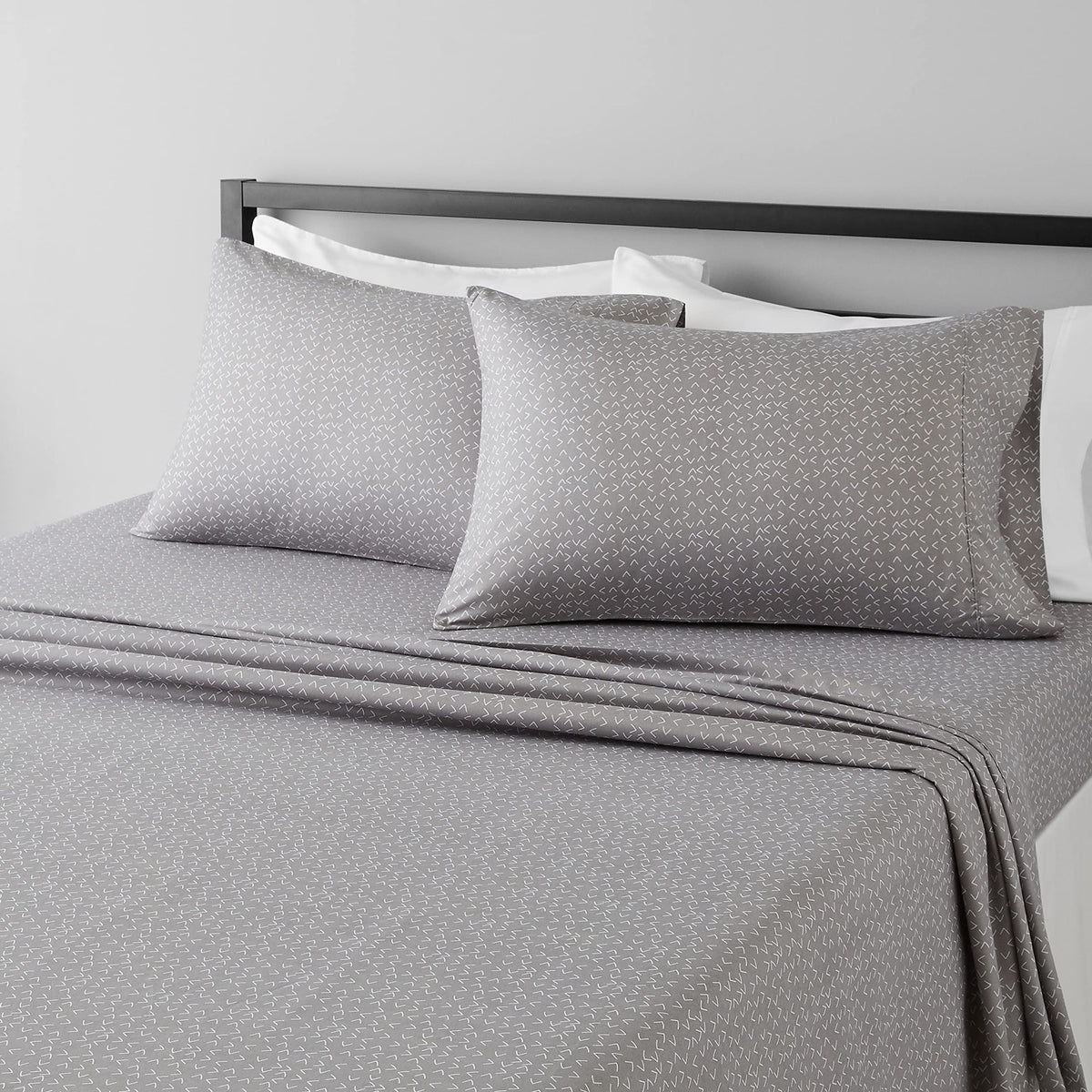 Amazon Basics Lightweight Super Soft Easy Care Breathable Microfiber 4 Piece Bed Sheets Set with 14-Inch Deep Pockets, Full, Navy Blue, Solid