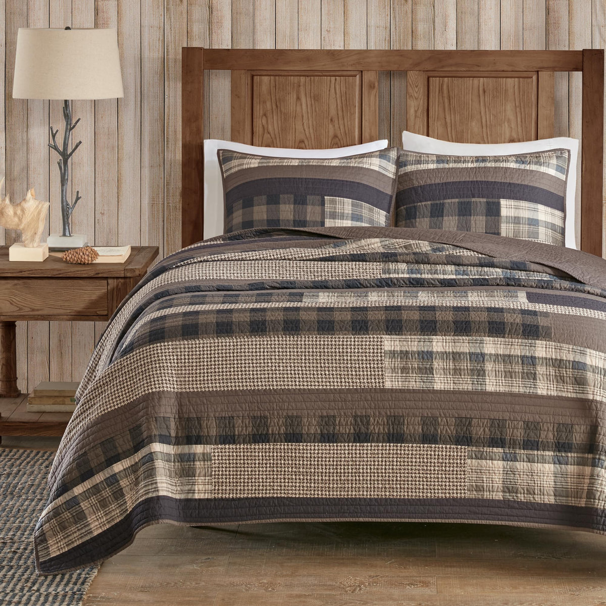 Woolrich Quilt Set Queen, Southwestern Aztec Bedding, Reversible Lightweight Bedspread, Oversized Rustic Cabin Quilt Set, Western Farmhouse Bedding with Matching Shams, Black