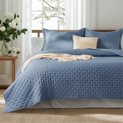 Bedsure Quilts Queen Size - Lightweight Comforter Queen Size for Summer, Bright White Bedspread Quilt with Clover Pattern, Soft Ultrasonic Coverlet, Modern All-Season Bedding, 90 x 96 Inches