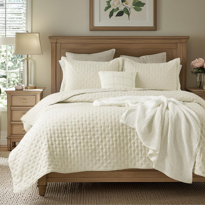 Bedsure Quilts Queen Size - Lightweight Comforter Queen Size for Summer, Bright White Bedspread Quilt with Clover Pattern, Soft Ultrasonic Coverlet, Modern All-Season Bedding, 90 x 96 Inches