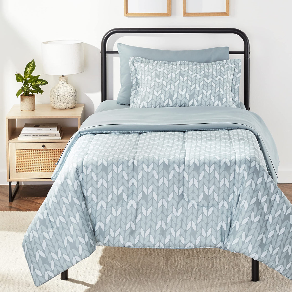 Amazon Basics 5-Piece Lightweight Microfiber Comforter Set with Sheets, Bed-in-a-Bag, Navy with Grey Plaid Bedding, Twin/Twin XL