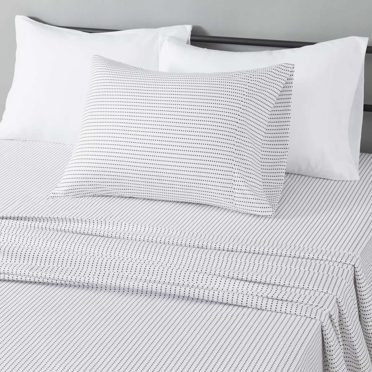 Amazon Basics Lightweight Super Soft Easy Care Breathable Microfiber 4 Piece Bed Sheets Set with 14-Inch Deep Pockets, Full, Navy Blue, Solid