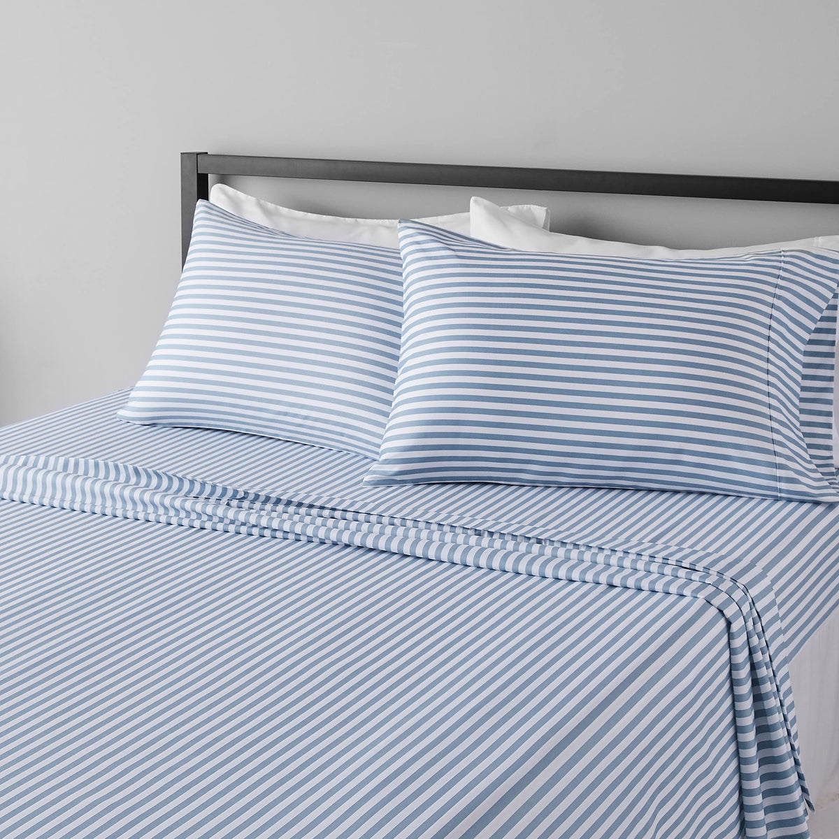 Amazon Basics Lightweight Super Soft Easy Care Breathable Microfiber 4 Piece Bed Sheets Set with 14-Inch Deep Pockets, Full, Navy Blue, Solid