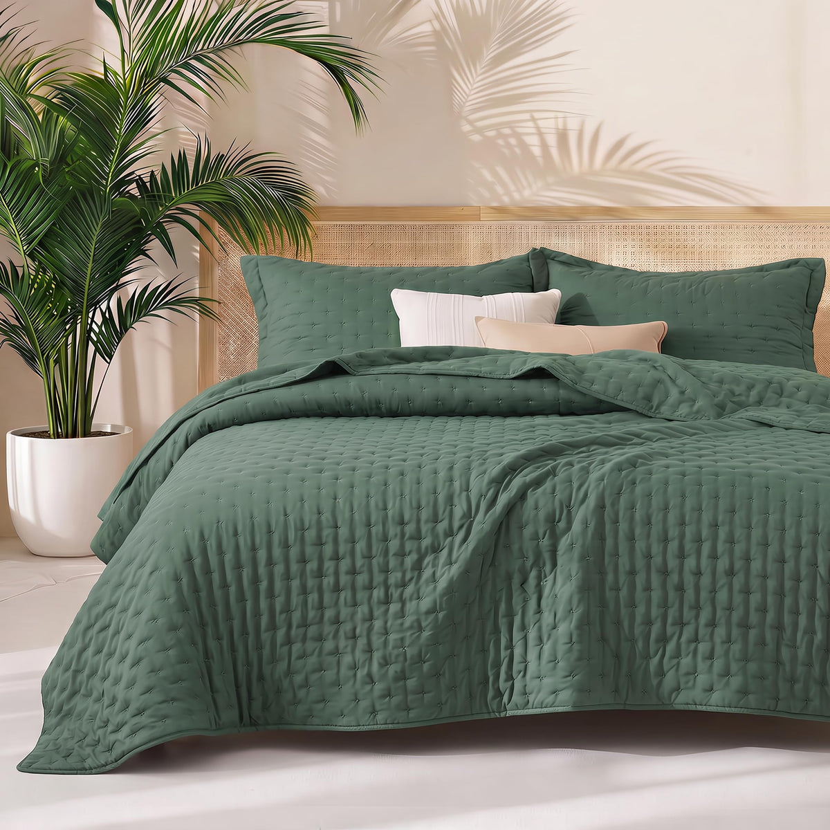 Bedsure Quilts Queen Size - Lightweight Comforter Queen Size for Summer, Bright White Bedspread Quilt with Clover Pattern, Soft Ultrasonic Coverlet, Modern All-Season Bedding, 90 x 96 Inches