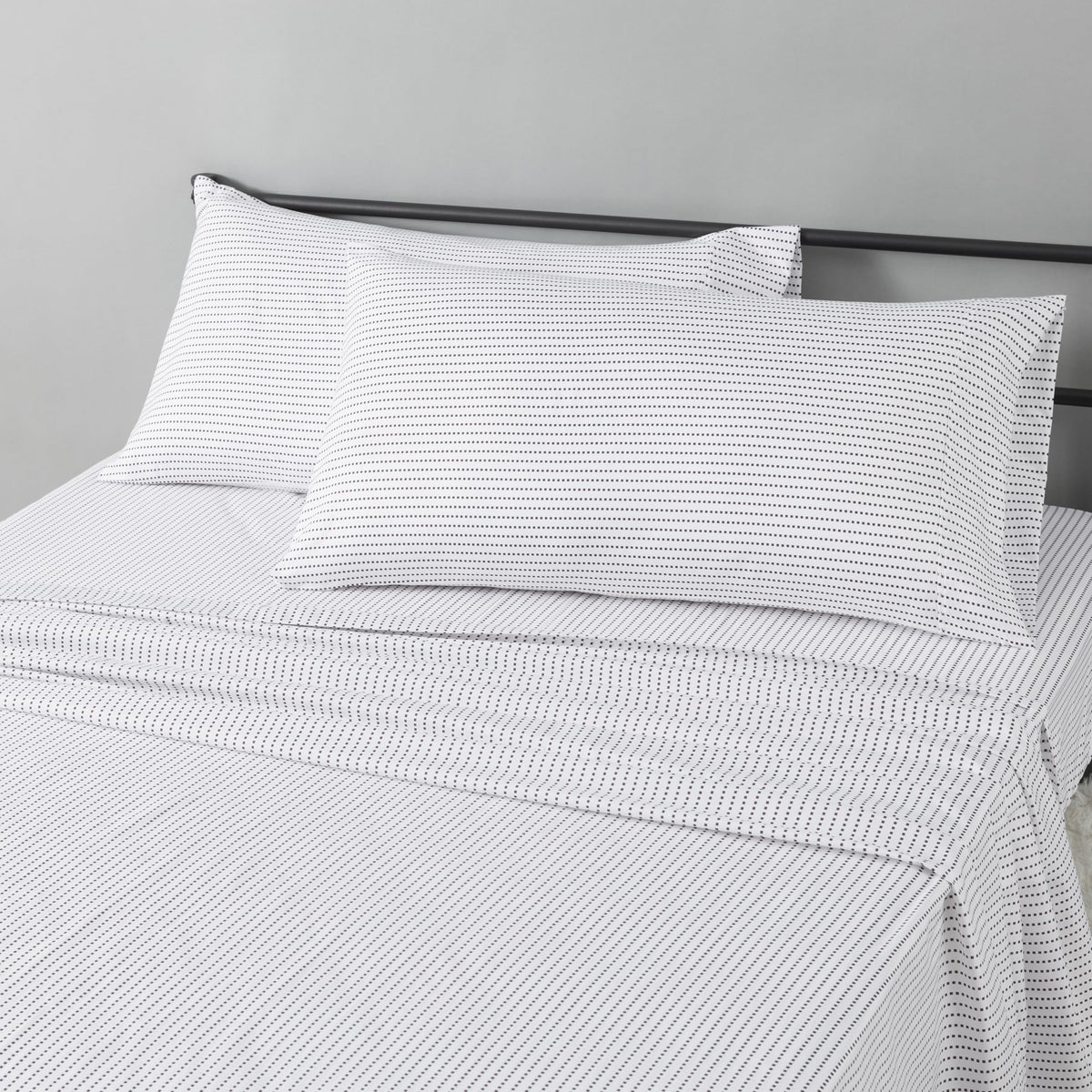 Amazon Basics Lightweight Super Soft Easy Care Breathable Microfiber 4 Piece Bed Sheets Set with 14-Inch Deep Pockets, Full, Navy Blue, Solid