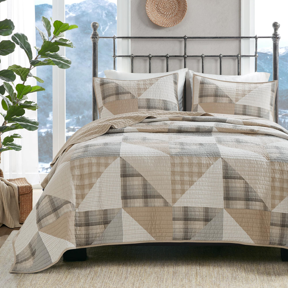 Woolrich Quilt Set Queen, Southwestern Aztec Bedding, Reversible Lightweight Bedspread, Oversized Rustic Cabin Quilt Set, Western Farmhouse Bedding with Matching Shams, Black