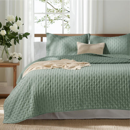 Bedsure Quilts Queen Size - Lightweight Comforter Queen Size for Summer, Bright White Bedspread Quilt with Clover Pattern, Soft Ultrasonic Coverlet, Modern All-Season Bedding, 90 x 96 Inches