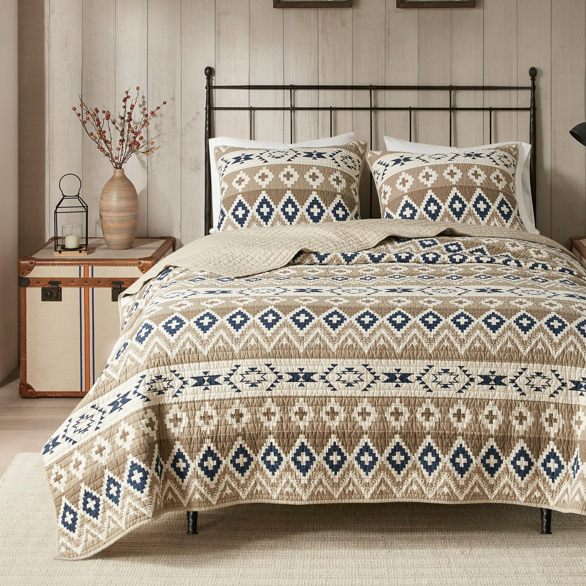 Woolrich Quilt Set Queen, Southwestern Aztec Bedding, Reversible Lightweight Bedspread, Oversized Rustic Cabin Quilt Set, Western Farmhouse Bedding with Matching Shams, Black
